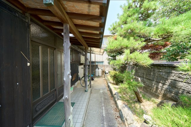 勝岡町の中古のおうち　松山市勝岡町中古戸建の庭|玄関前にも松