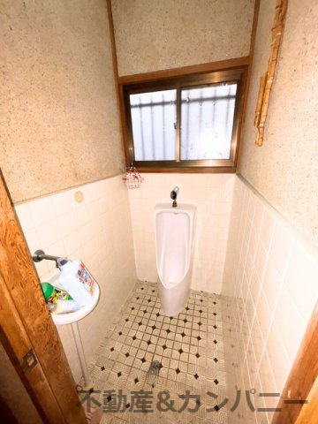 勝岡町の中古のおうち　松山市勝岡町中古戸建のトイレ|1回トイレです。