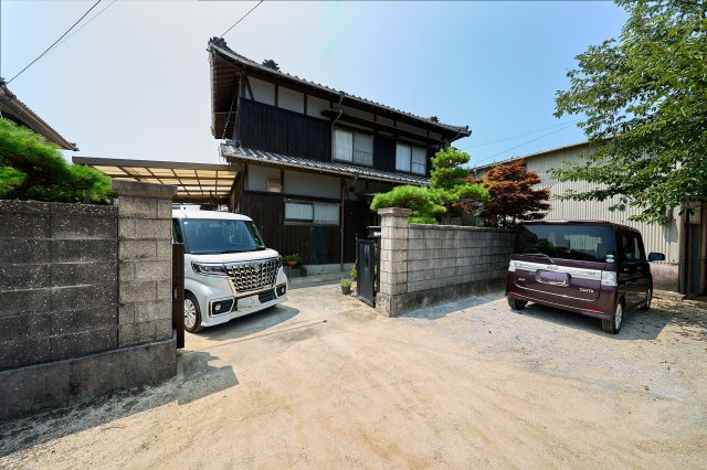 勝岡町の中古のおうち　松山市勝岡町中古戸建の駐車場|数台駐車可能