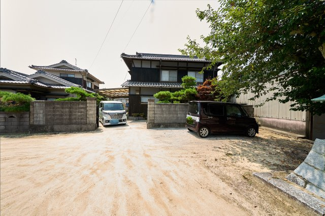 勝岡町の中古のおうち　松山市勝岡町中古戸建の駐車場|目の前で御神輿を眺めることができる立地です