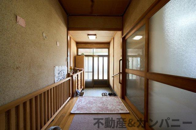 勝岡町の中古のおうち　松山市勝岡町中古戸建の駐車場|目の前で御神輿を眺めることができる立地です