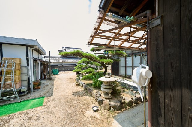 勝岡町の中古のおうち　松山市勝岡町中古戸建の庭|倉庫付きの庭