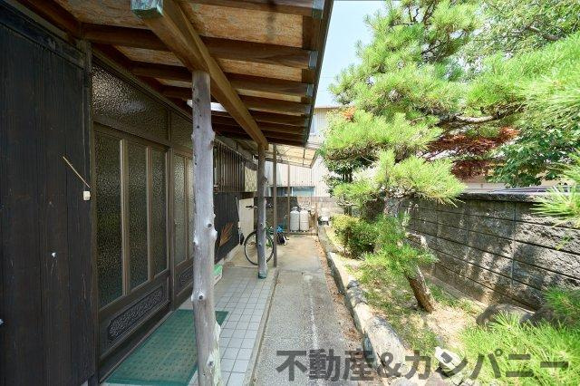 勝岡町の中古のおうち　松山市勝岡町中古戸建の庭|倉庫付きの庭