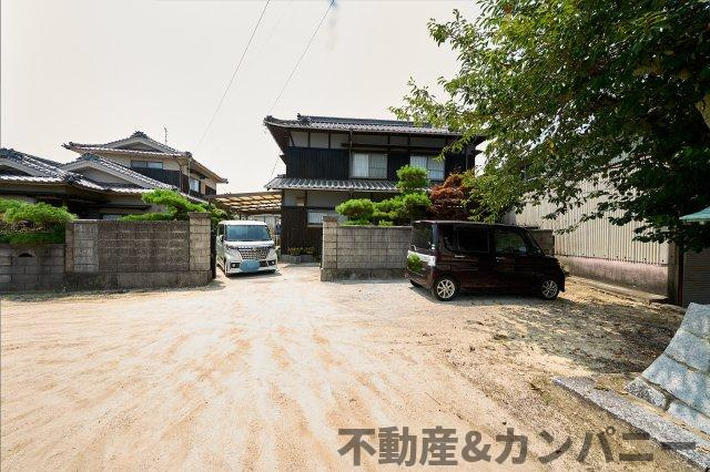 勝岡町の中古のおうち　松山市勝岡町中古戸建の駐車場|目の前で御神輿を眺めることができる立地です
