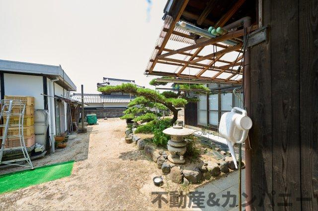 勝岡町の中古のおうち　松山市勝岡町中古戸建の庭|倉庫付きの庭