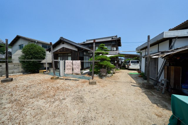勝岡町の中古のおうち　松山市勝岡町中古戸建の駐車場|建物状態良好です