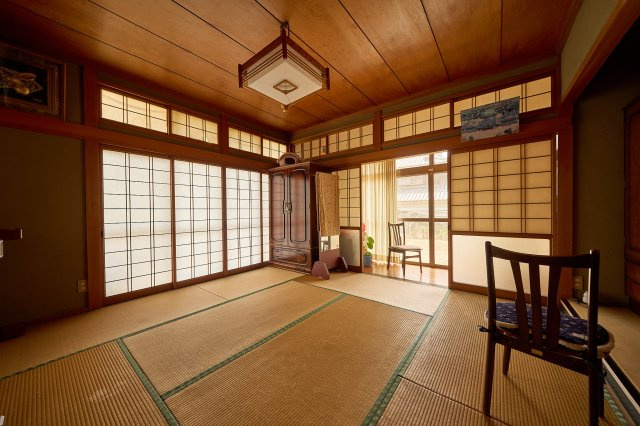 勝岡町の中古のおうち　松山市勝岡町中古戸建の和室|広縁のつながる和室です