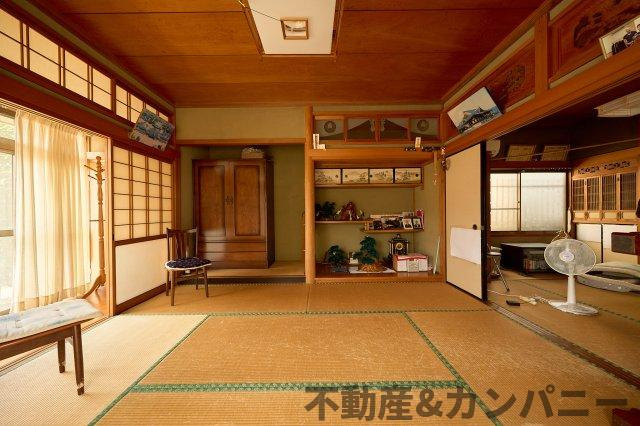 勝岡町の中古のおうち　松山市勝岡町中古戸建の和室|広縁のつながる和室です