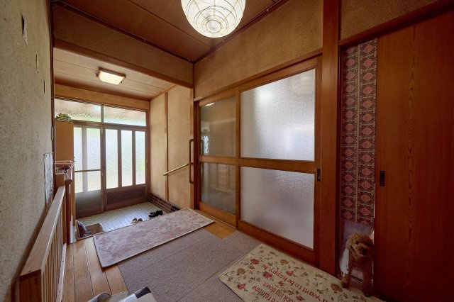 勝岡町の中古のおうち　松山市勝岡町中古戸建の和室|趣きのある玄関
