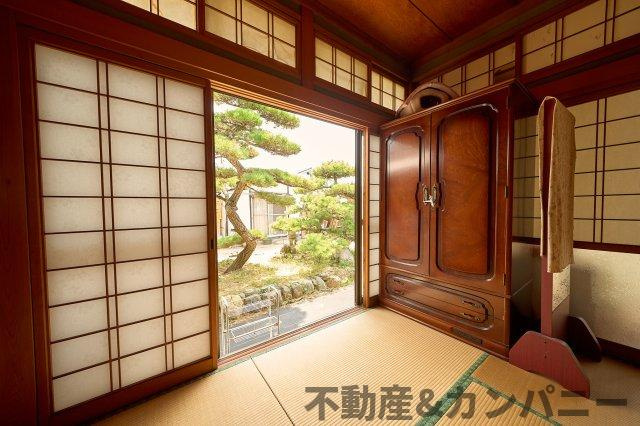 勝岡町の中古のおうち　松山市勝岡町中古戸建の和室|趣きのある玄関