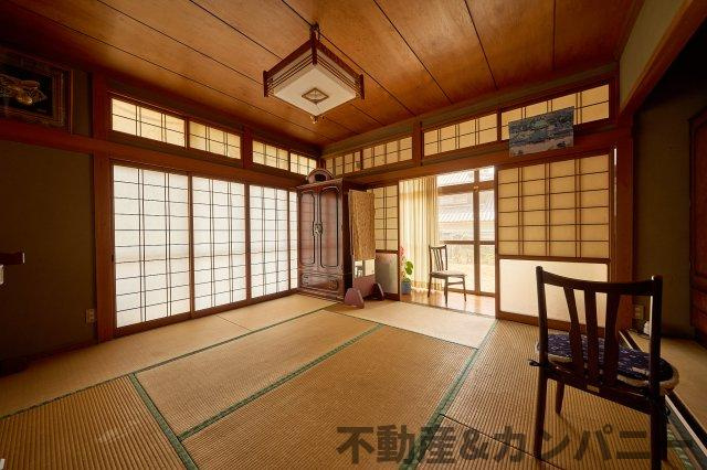 勝岡町の中古のおうち　松山市勝岡町中古戸建の和室|広縁のつながる和室です