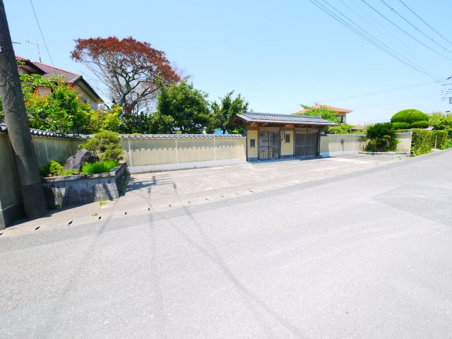 長生郡白子町古所　平屋中古戸建の前面道路含む現地写真|敷地約670坪 和風門構８SLDK平屋 上下水都市ガス リビング約27帖  白子海岸まで徒歩約10分