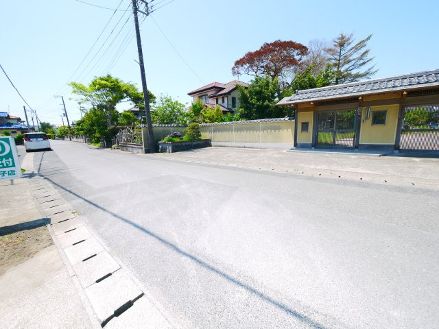 長生郡白子町古所　平屋中古戸建の前面道路含む現地写真|敷地約670坪 和風門構８SLDK平屋 上下水都市ガス リビング約27帖  白子海岸まで徒歩約10分