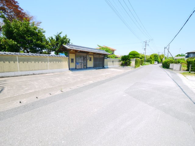 長生郡白子町古所　平屋中古戸建の前面道路含む現地写真|敷地約670坪 和風門構８SLDK平屋 上下水都市ガス リビング約27帖  白子海岸まで徒歩約10分