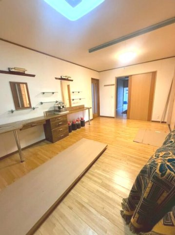 長生郡白子町古所　平屋中古戸建の居間・リビング|敷地約670坪 和風門構８SLDK平屋 上下水都市ガス リビング約27帖  白子海岸まで徒歩約10分