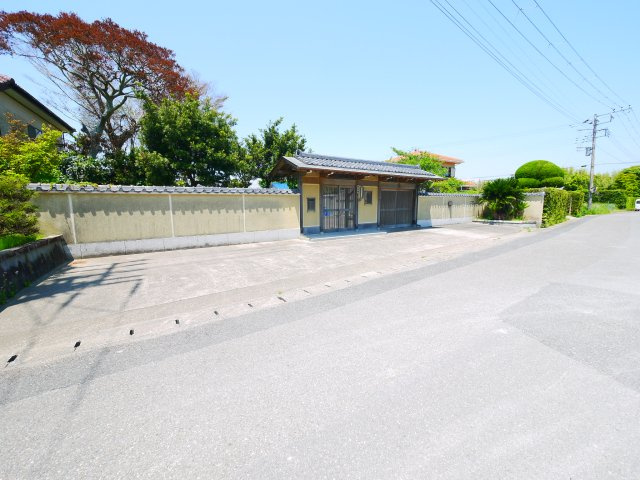 長生郡白子町古所　平屋中古戸建の前面道路含む現地写真|敷地約670坪 和風門構８SLDK平屋 上下水都市ガス リビング約27帖  白子海岸まで徒歩約10分