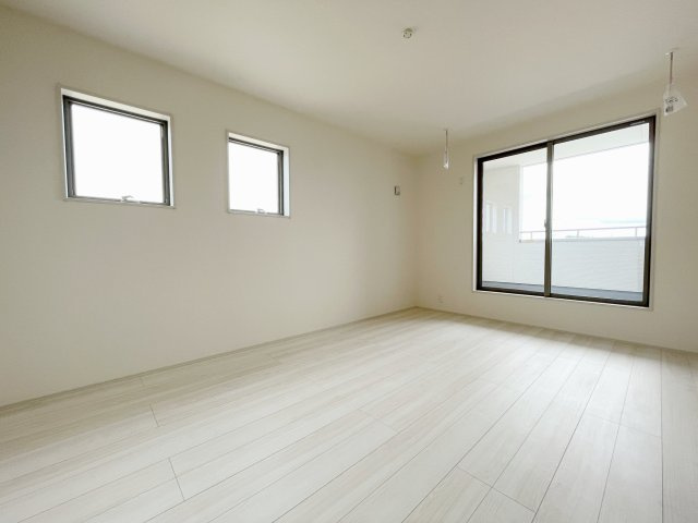 新築戸建・新築建売　郡山市東山1丁目1期　守山小・守山中の洋室|8.7帖の洋室はバルコニーに面しており大きな窓から日差しが入るので気持ちの良いプライベート空間です！