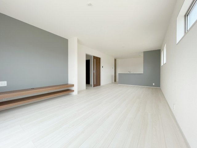 新築戸建・新築建売　郡山市東山1丁目1期　守山小・守山中の居間・リビング|20帖のLDKは広々開放的です！備え付けのテレビカウンターやアクセントクロスがおしゃれです！
