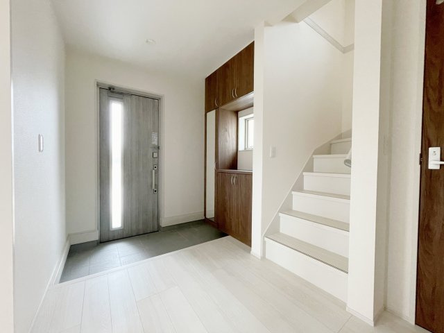新築戸建・新築建売　郡山市東山1丁目1期　守山小・守山中の玄関|大容量のシューズボックスがあり収納豊富な玄関スペース。玄関ドアから日差しが入り明るいです！