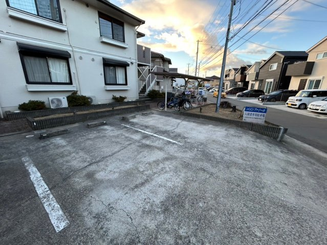 パインファミールの駐車場