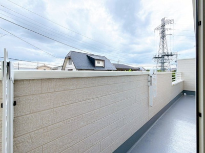 【バルコニー】 | 高崎市並榎町　新築住宅 | 外から見えにくい位置にある物干し金具。
干す、取り込む作業も楽々です。