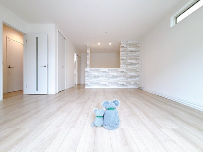 【居間・リビング】 | 高崎市並榎町　新築住宅 | キッチンのアクセントクロスが魅力のLDK。明るい光が差し込み、笑顔があふれる心地よい空間です。ゆったりとした広さで、くつろぎの時間をお過ごしいただけます。