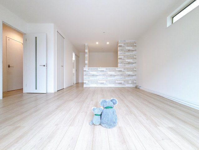【居間・リビング】 | 高崎市並榎町　新築住宅 | キッチンのアクセントクロスが魅力のLDK。明るい光が差し込み、笑顔があふれる心地よい空間です。ゆったりとした広さで、くつろぎの時間をお過ごしいただけます。