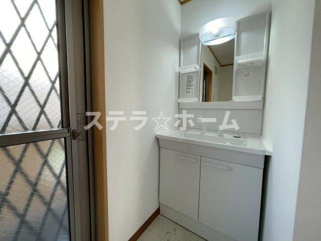 菅原2 中古戸建の独立洗面台|独立洗面台、小物を置くことができて便利です