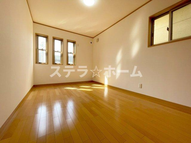 菅原2 中古戸建の洋室|落ち着いた色調の洋室です