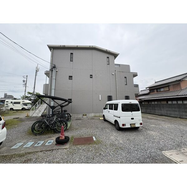 メゾネット３６の駐車場