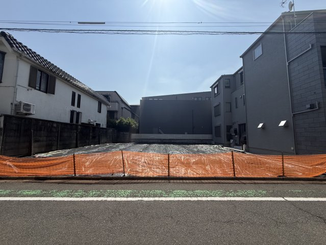 【外観】 | すっきりとした平坦な敷地形状で、周囲の建物との間隔も確保されています。世田谷公園まで徒歩6分、駒繋公園まで徒歩2分と、緑豊かなスポットが身近に揃い、日常の中で自然を身近に感じられます。