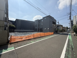 【前面道路含む現地写真】 | 陽当り良好な高台の住宅街に位置する、現況更地の物件です。前面道路は車の往来が少なく静かな環境が保たれており、間口が広く開放感があるため、毎日の車の出し入れや駐車もスムーズに行えます！