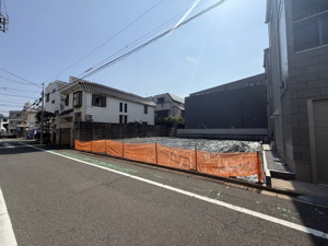 【前面道路含む現地写真】 | 周辺は穏やかな風が通る閑静な街並みです。東急田園都市線「三軒茶屋」駅徒歩17分、東急東横線「祐天寺」駅徒歩12分のほか「学芸大学」駅（徒歩16分）も利用でき、都心へのアクセスも快適です♪