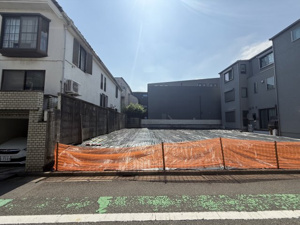 【外観】 | すっきりとした平坦な敷地形状で、周囲の建物との間隔も確保されています。世田谷公園まで徒歩6分、駒繋公園まで徒歩2分、世田谷こどものひろばまで徒歩7分と、緑豊かなスポットが身近に揃う立地です。