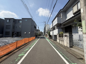 【前面道路含む現地写真】 | 幅員5.8mのゆとりある公道に接しています。見通しが良く、歩行者や車のすれ違いもゆったりと行える道路幅が確保されているため、小さなお子様がいるご家族の日常の歩行や大型車の通行も安心です。