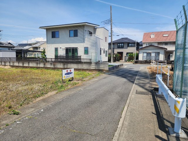 高崎市東貝沢町売土地の前面道路含む現地写真