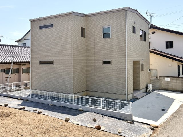 【中古戸建】藤岡市立石の外観|■外観｜外壁のアクセントカラーがシックな外観です。シンプルなデザインでありながらも「個性」を損なわず、お客様一人ひとりの暮らし方にフィットします。