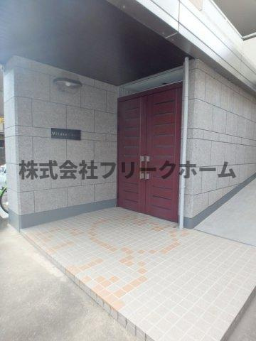三鷹市下連雀９丁目の賃貸マンションのエントランス