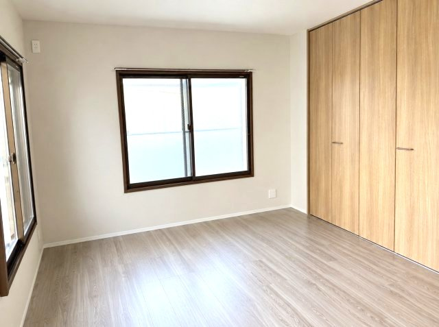 六甲篠原パークマンションの洋室|たっぷりの収納スペースで快適に暮らせます
