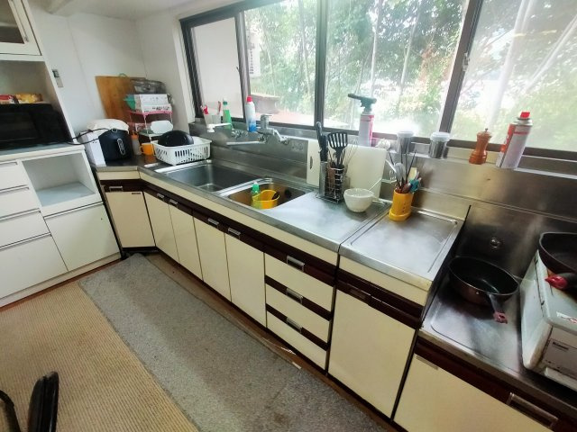 日宇町住居兼作業場　倉庫付きのキッチン