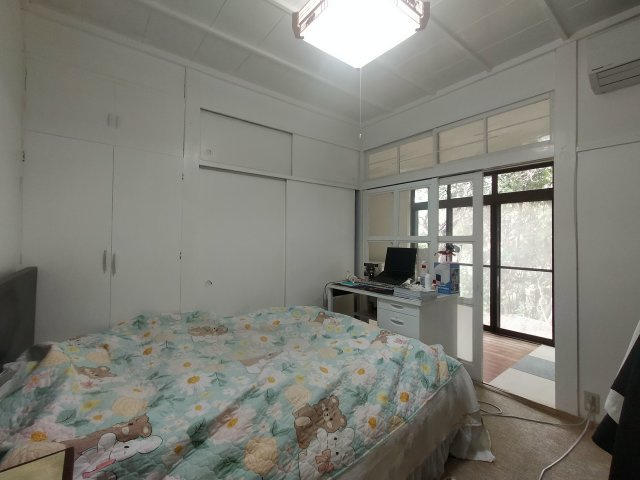 日宇町住居兼作業場　倉庫付きの寝室