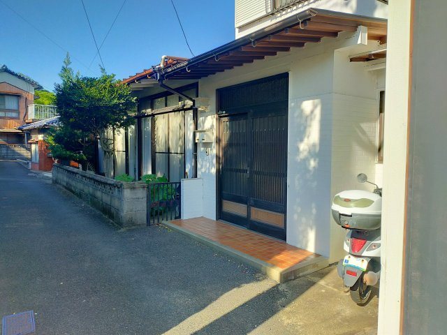 日宇町住居兼作業場　倉庫付きの前面道路含む現地写真