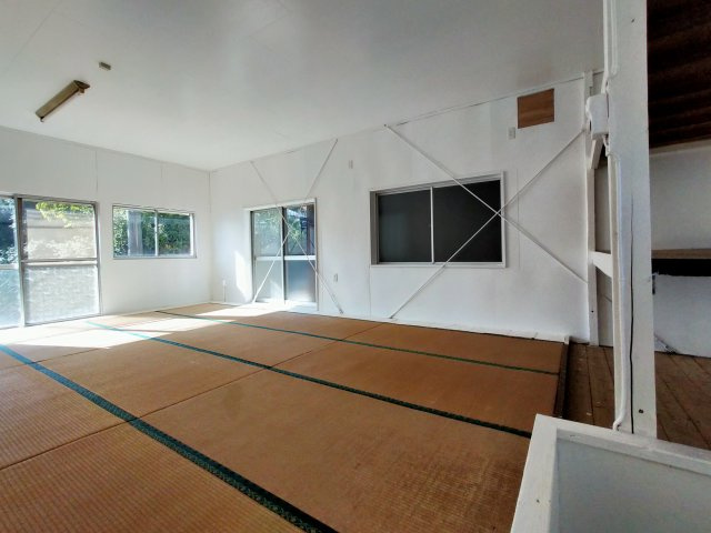 日宇町住居兼作業場　倉庫付きの和室