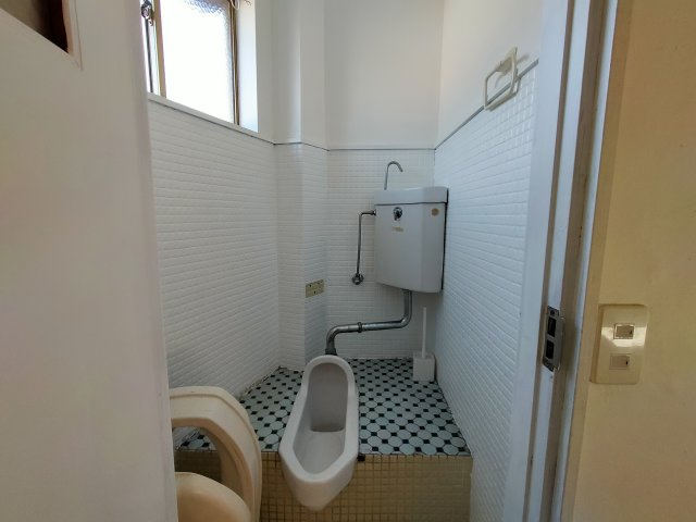 日宇町住居兼作業場　倉庫付きのトイレ
