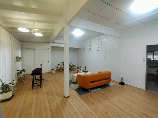 日宇町住居兼作業場　倉庫付きの居間・リビング