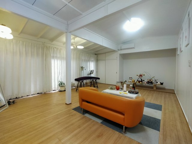 日宇町住居兼作業場　倉庫付きの居間・リビング
