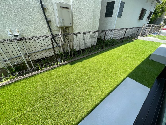 駐車場２台？いや３台？それだけユトリある広い家。そう、大は小を兼ねる。気持ちも大きく心豊かに、、何言っているか分かりませんが、とにかく良いです、ココ。な、『瀬谷区南台１丁目』新築戸建の庭|お庭が付いています