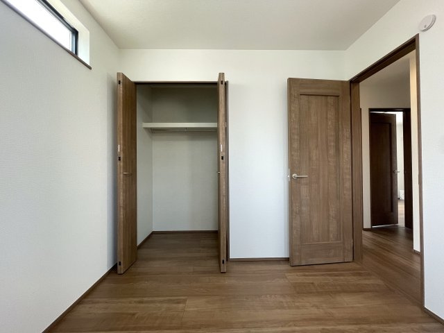 駐車場２台？いや３台？それだけユトリある広い家。そう、大は小を兼ねる。気持ちも大きく心豊かに、、何言っているか分かりませんが、とにかく良いです、ココ。な、『瀬谷区南台１丁目』新築戸建の洋室|コンパクトで使いやすい洋室です