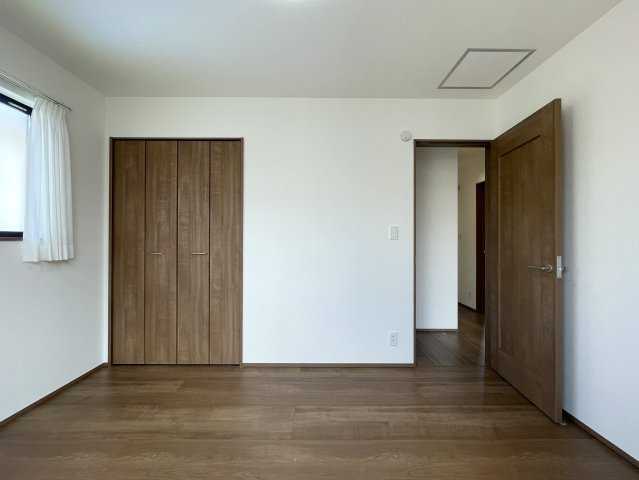 駐車場２台？いや３台？それだけユトリある広い家。そう、大は小を兼ねる。気持ちも大きく心豊かに、、何言っているか分かりませんが、とにかく良いです、ココ。な、『瀬谷区南台１丁目』新築戸建の洋室|きれいな洋室です