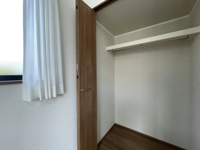 駐車場２台？いや３台？それだけユトリある広い家。そう、大は小を兼ねる。気持ちも大きく心豊かに、、何言っているか分かりませんが、とにかく良いです、ココ。な、『瀬谷区南台１丁目』新築戸建の収納|専用の収納スペースです